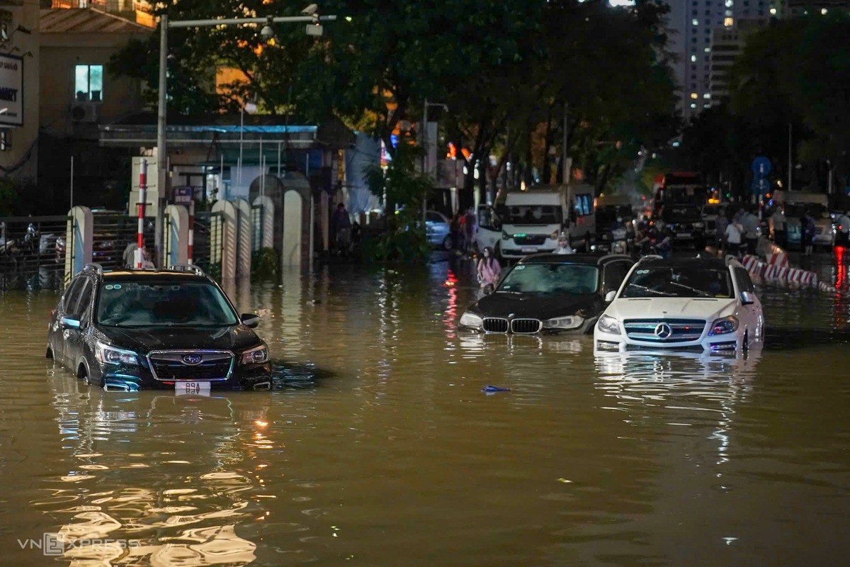 Cảnh giao thông hỗn loạn ở khu Thái Hà - Láng Hạ. Ảnh: Hoàng Giang