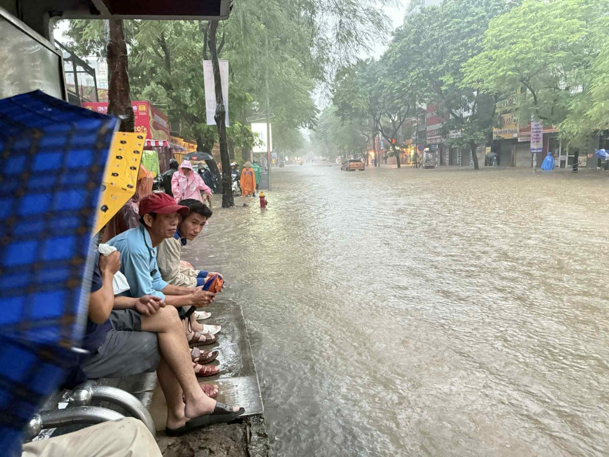 Người dân đợi xe bus trên phố Thái Hà chiều 30/9. Ảnh: Thu Hằng