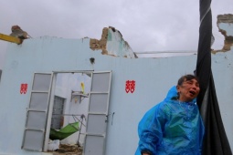 Tin tức trong ngày - Một tháng hứng chịu 2 cơn bão, người Hà Tĩnh lâm cảnh 'màn trời chiếu đất'