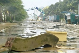 Cận cảnh bãi biển nổi tiếng ở Thanh Hóa tơi tả sau bão số 10 Bualoi