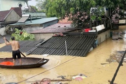 Tin tức trong ngày - Nhà ngập tới nóc, người dân Nghệ An xuyên đêm chạy lũ