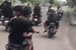 An ninh - Xã hội - Cả chục thanh niên chạy xe máy dàn hàng ngang, mang theo hung khí