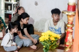 Bạn trẻ - Cuộc sống - Sau lốc xoáy kinh hoàng ở Ninh Bình, thắt lòng 3 con thơ côi cút bên linh cữu mẹ