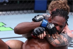 Trọng tài "bẻ còi" chấn động UFC: Võ sĩ tưởng bất tỉnh lại giành chiến thắng