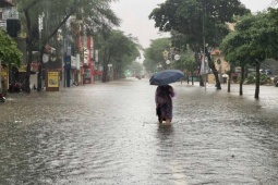 Hà Nội mưa lớn, phố cổ thành sông, khác…