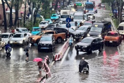 Tin tức trong ngày - Cận cảnh Hà Nội ngập tứ bề, giao thông tê liệt, ô tô chìm nghỉm giữa biển nước