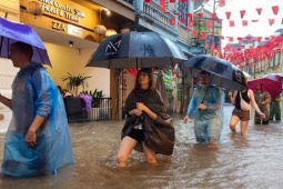 Tin tức trong ngày - Hà Nội mưa lớn, phố cổ thành sông, khách Tây bì bõm lội giữa dòng nước