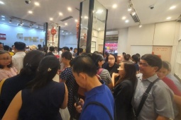 Kinh doanh - Giá vàng chiều 30/9: Bất ngờ giảm mạnh, “biển người” xếp hàng mua vàng ở Hà Nội bất chấp mưa bão