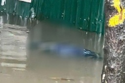 Phát hiện người đàn ông tử vong tại tuyến phố ngập nước ở Hà Nội