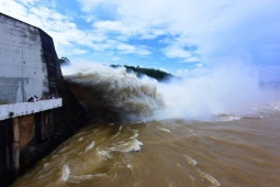 Tin tức trong ngày - 6 thủy điện lớn đang xả lũ