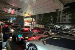 Giáo dục - du học - Hà Nội: Đường phố thành sông, học sinh lội nước 4 tiếng vẫn chưa về đến nhà