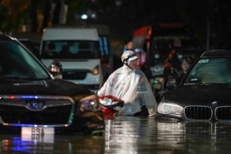 Tin tức trong ngày - Hà Nội ngập sâu, giao thông tê liệt