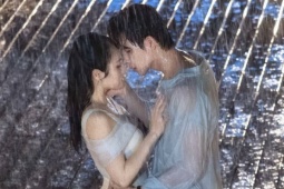 Giải trí - Cảnh hôn dưới mưa của Việt Hoa - Denis Đặng bị chê