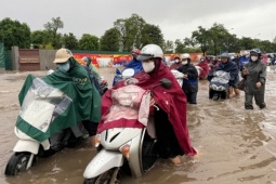 Bạn trẻ - Cuộc sống - Người Thủ đô vật lộn đưa con đi học, đi làm trong mưa lớn