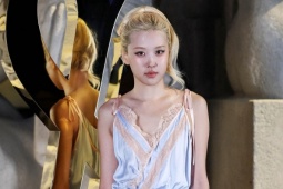 Thời trang - Rosé (Blackpink) bị chê khi diện mốt đồ ngủ dự show