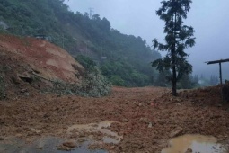 Nhiều khách mắc kẹt ở Sa Pa vì sạt lở