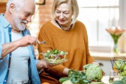 Sức khỏe đời sống - Sống thọ bao lâu, nhìn cách ăn là biết: Người sống lâu thường có 5 đặc điểm ăn uống này!