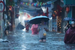 Tin tức trong ngày - Đường ngập sâu, ùn tắc nghiêm trọng, dân công sở Hà Nội đi bộ về nhà hoặc ở lại cơ quan