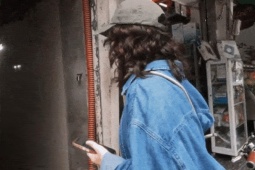 Ẩm thực - Khách Trung Quốc len lỏi ngõ ngách tìm quán bún riêu, bún ốc đông nghịt ở Hà Nội