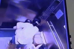 Bạn trẻ - Cuộc sống - Hành động gây bức xúc của người phụ nữ tại thang máy chung cư ở Hà Nội