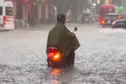 Mẹo đi xe máy an toàn trên đường ngập nước do mưa bão