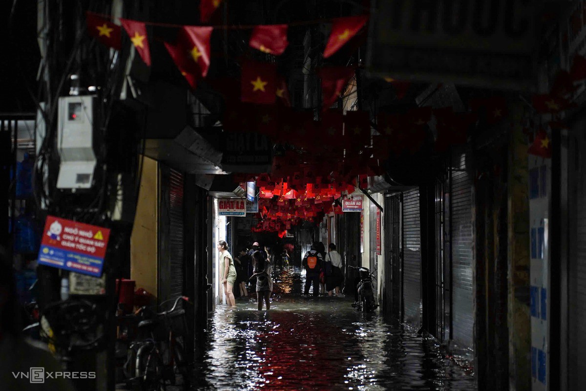 Đường Chính Kinh lúc 18h30. Ảnh: Hoàng Giang