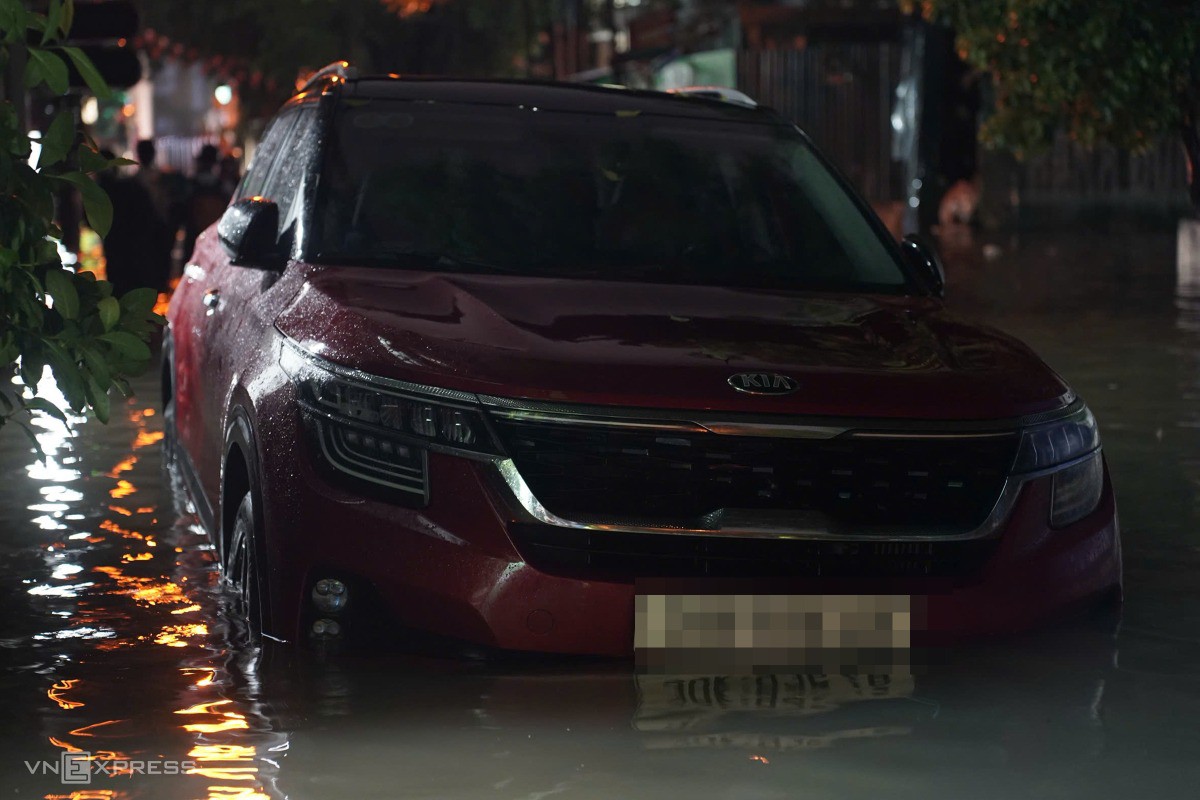 Ôtô phải để lại trên đường. Ảnh: Hoàng Giang