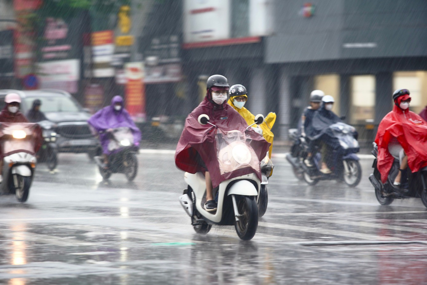 Hà Nội mưa xối xả, ban ngày mà như đêm, nhiều tuyến đường ngập nặng - 17