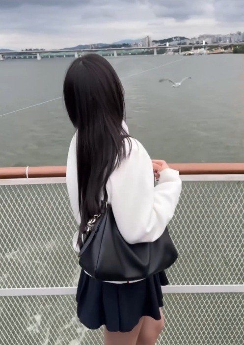 Trong một hoạt động khác, Hoa hậu Việt Nam 2022 lại phối chân váy ngắn với sơ mi kèm áo cardigan, vừa đủ ấm cho tiết trời se lạnh của Hàn Quốc vừa thời thượng, nhìn chẳng khác gì các nữ sinh trường nhà giàu trong phim Hàn Quốc.
