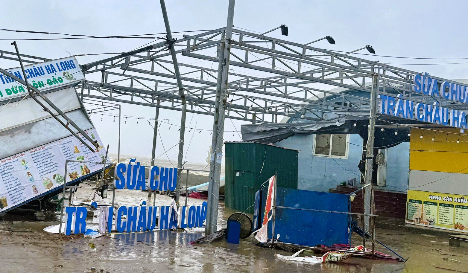 Cận cảnh bãi biển nổi tiếng ở Thanh Hóa tơi tả sau bão số 10 Bualoi - 13