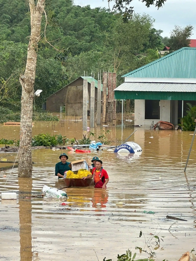 Nhà ngập tới nóc, người dân Nghệ An xuyên đêm chạy lũ - 12
