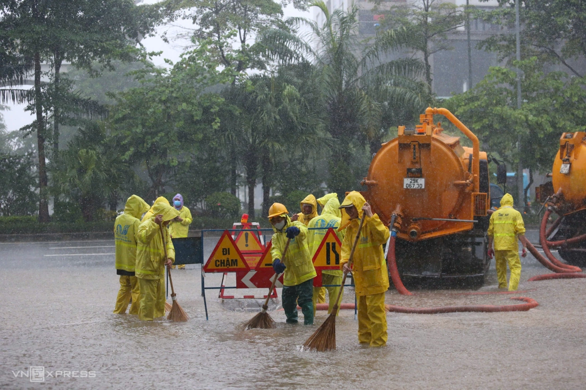 Công nhân ứng trực trên đường Võ Chí Công. Ảnh:&nbsp;Phạm Chiểu