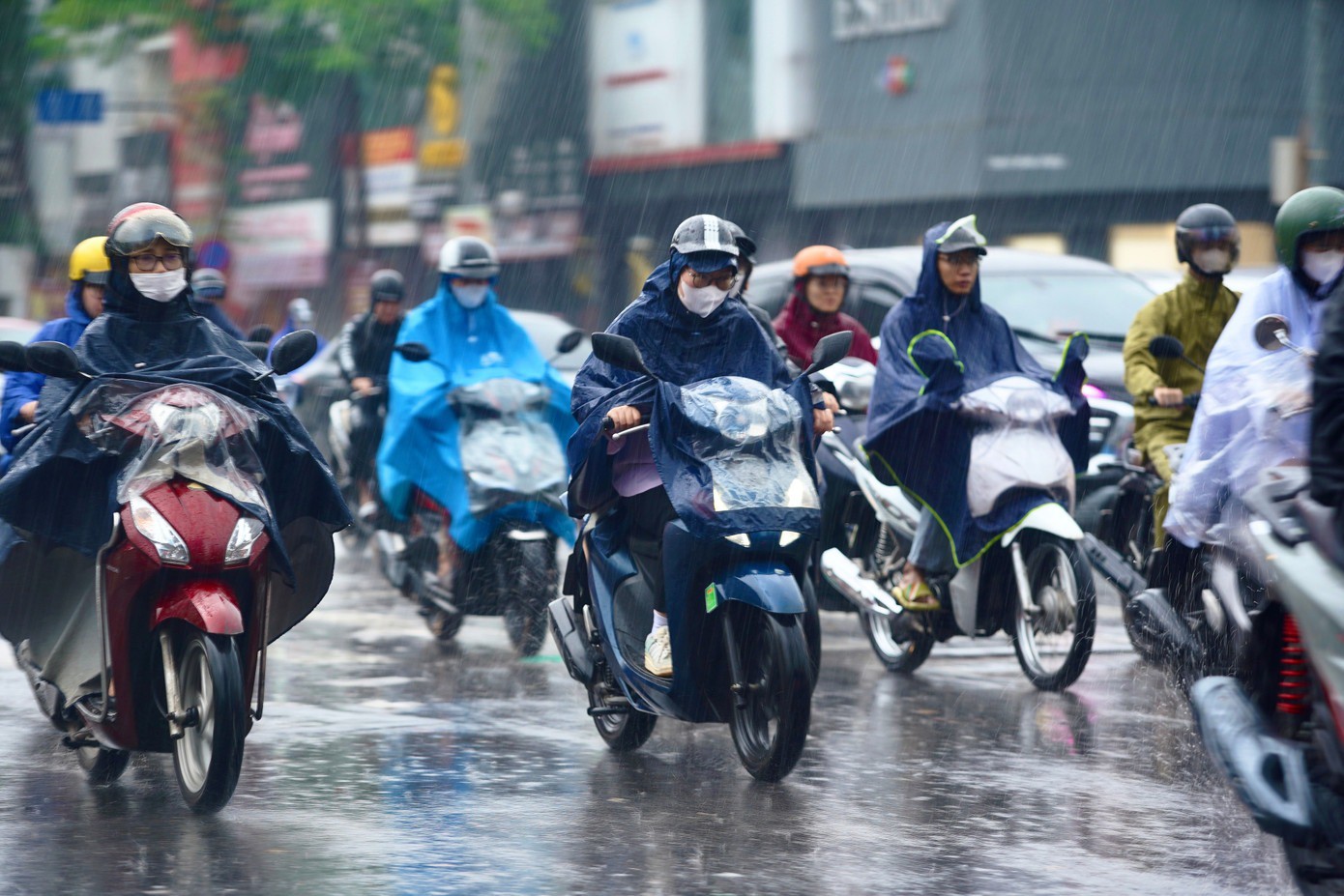Mưa như trút nước do ảnh hưởng hoàn lưu cơn bão số 10.
