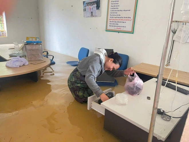 Nhà ngập tới nóc, người dân Nghệ An xuyên đêm chạy lũ - 13