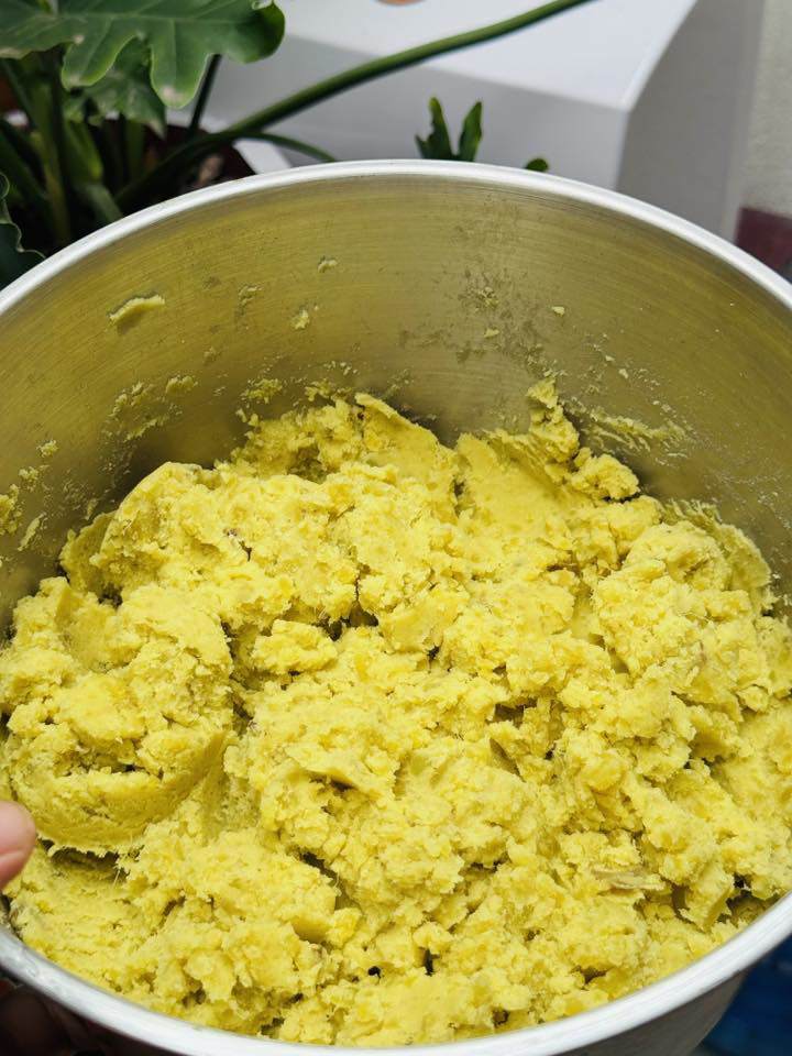 Dùng thìa dằm thật nhuyễn khoai.