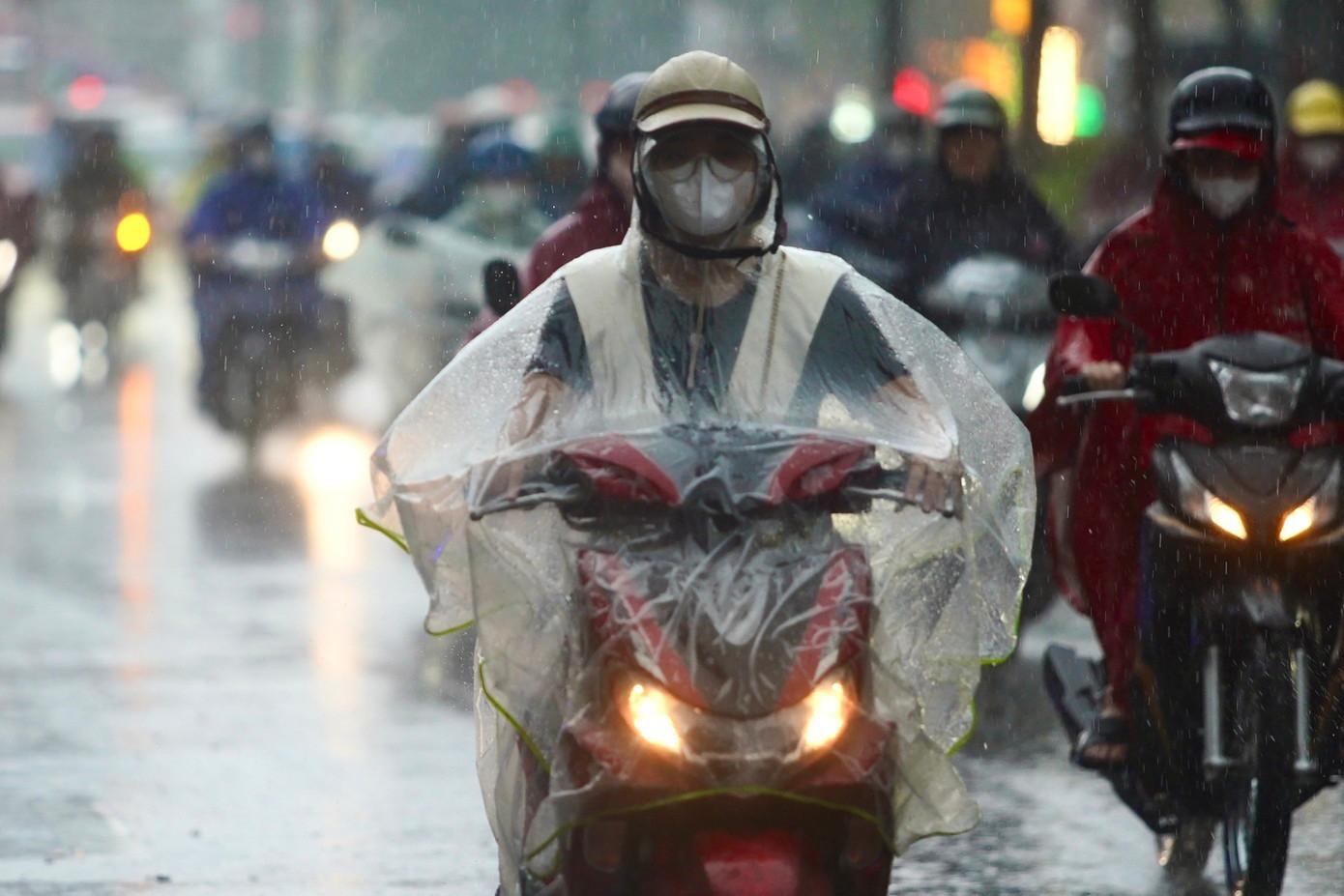 Hà Nội mưa xối xả, ban ngày mà như đêm, nhiều tuyến đường ngập nặng - 23