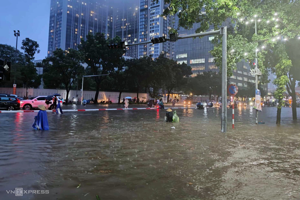 Nhiều tuyến phố ở Giảng Võ biến thành sông. Ảnh: Văn Doanh