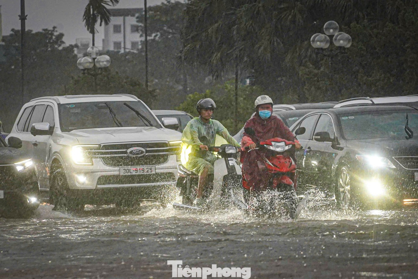 Thủ đô ngập lụt chưa từng có: Quân đội điều xe cứu trợ, phụ huynh bì bõm cõng con tan trường - 13
