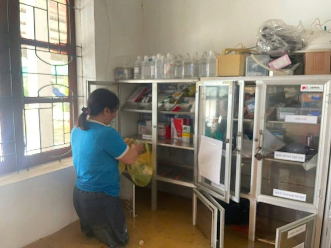 Nhà ngập tới nóc, người dân Nghệ An xuyên đêm chạy lũ - 14