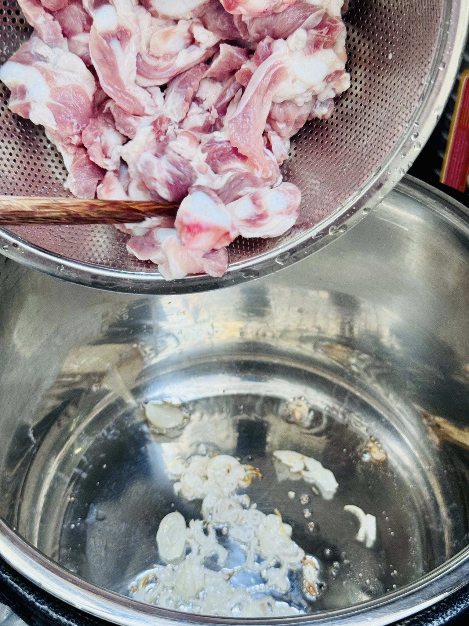 Sườn sụn thái miếng vừa ăn. Phi thơm hành rồi cho sườn vào&nbsp;xào, nêm gia vị cho ngấm.