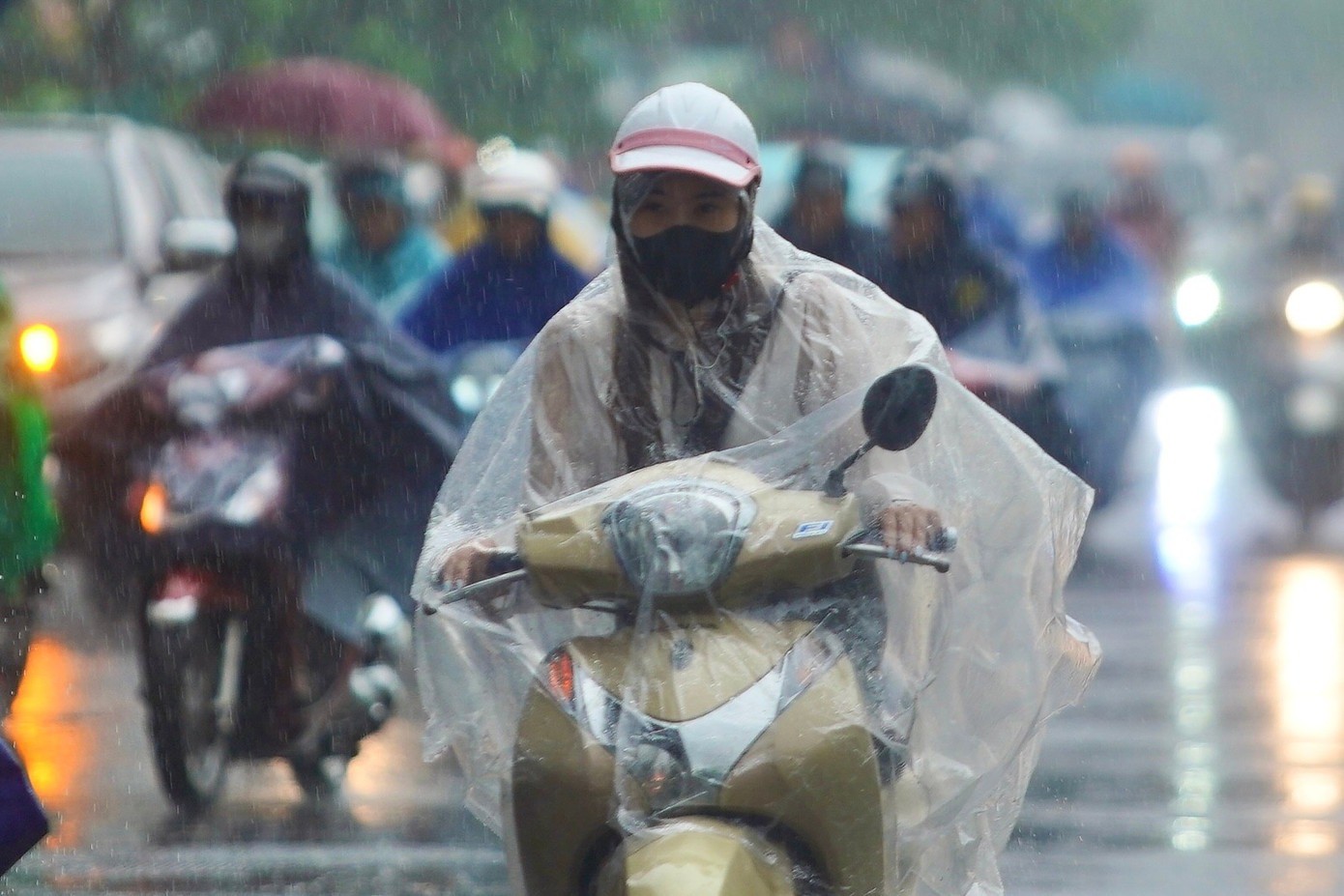 Các phương tiện bật đèn để di chuyển dưới mưa lớn.
