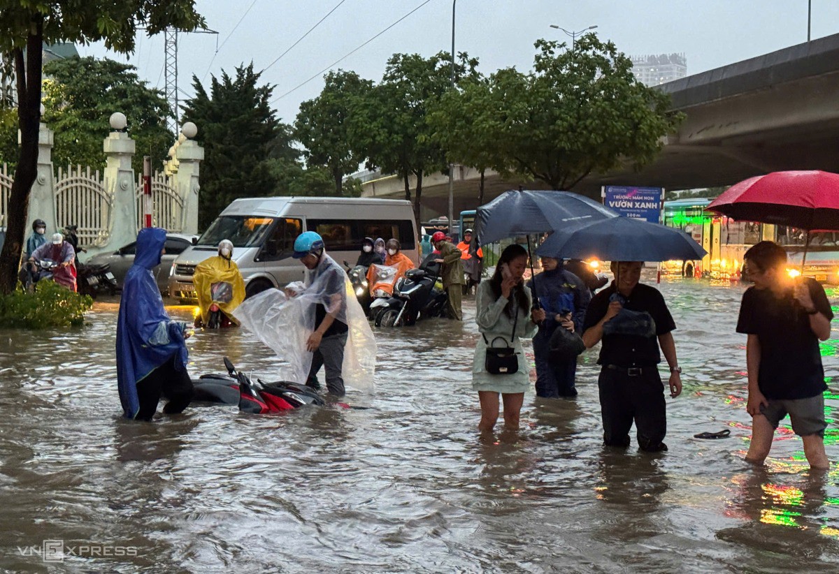 Người đi xe máy ngã trên đường Phạm Hùng - khu đô thị Mễ Trì. Ảnh: Ngọc Thành
