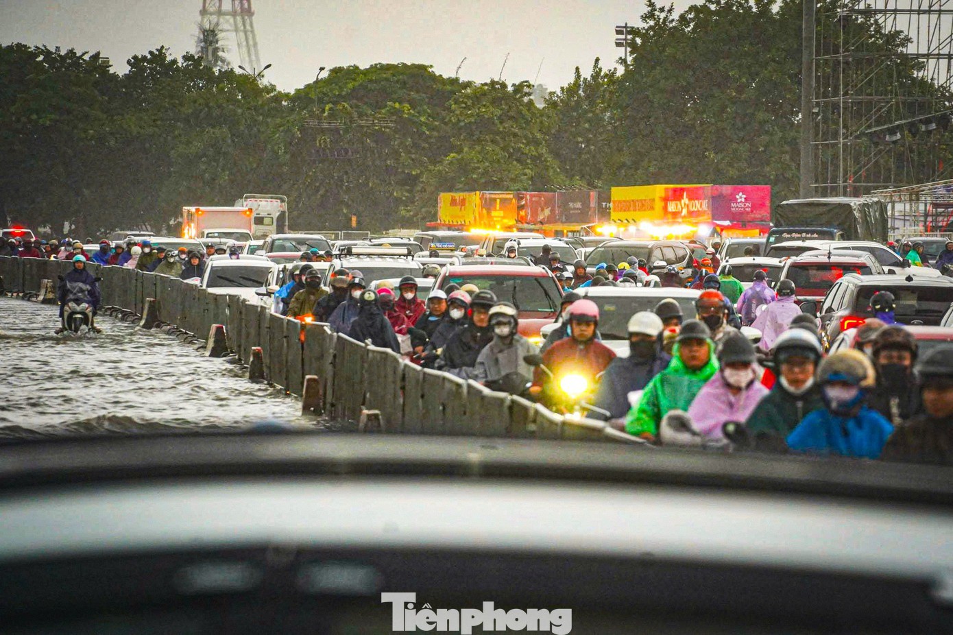 Khu vực SVĐ Mỹ Đình chìm trong "biển nước". Nước dâng cao quá bánh xe khiến nhiều phương tiện dừng giữa đường, người điều khiển xe máy phải lội bộ, vất vả đưa xe thoát khỏi đoạn ngập.