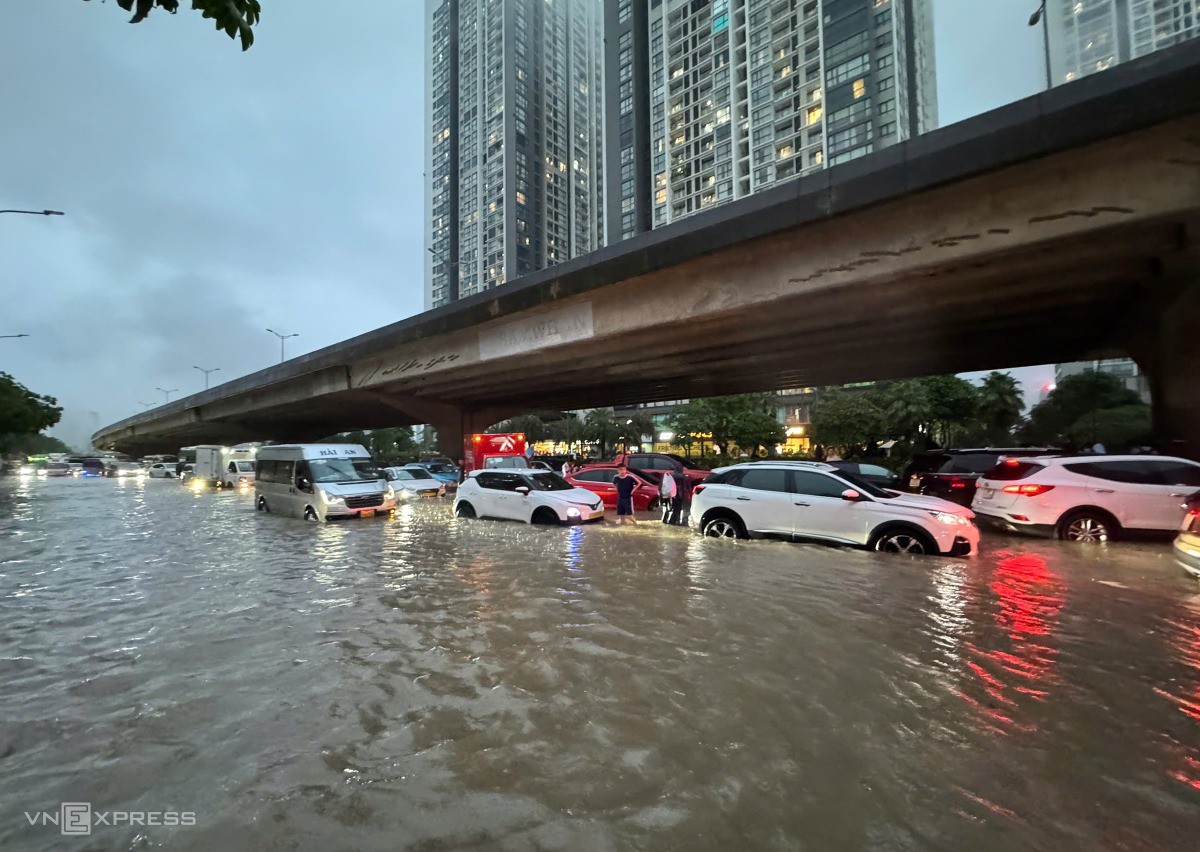 Dòng xe cộ di chuyển chậm trên đoạn đường vừa ngập vừa tắc. Ảnh: Ngọc Thành