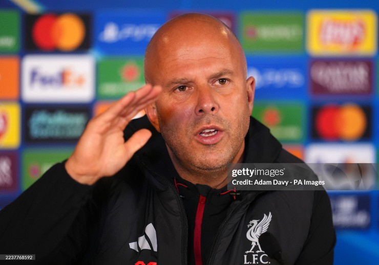 HLV Slot trong buổi họp báo trước trận đại chiến thuộc vòng bảng Champions League