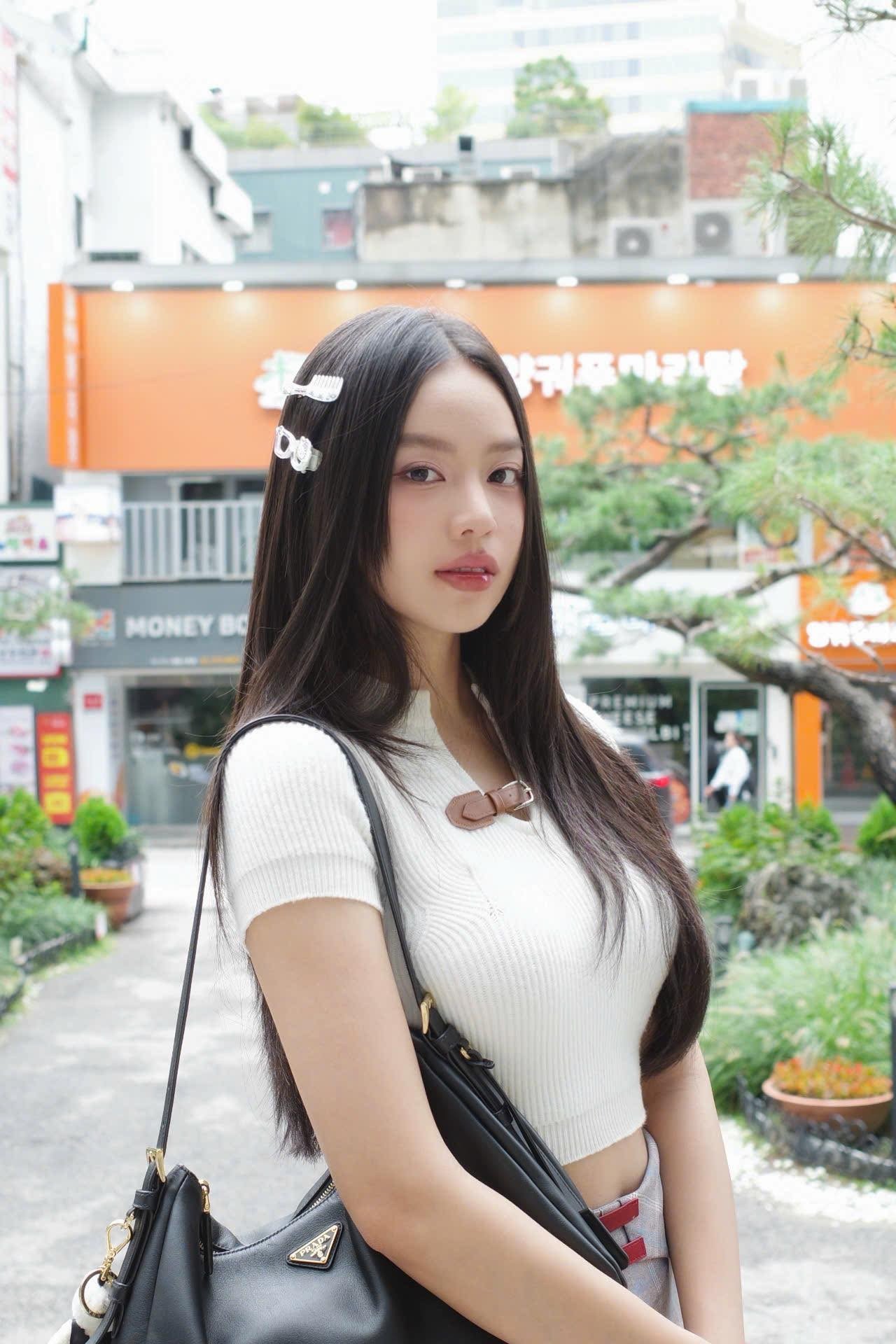 Gần 3 năm kể từ khi đăng quang Hoa hậu Việt Nam, Thanh Thủy ngày càng xinh đẹp hơn trước. Dù chỉ thả tóc xõa, trang điểm rất nhẹ thì nàng hậu vẫn ghi điểm với làn da mịn màng, ngũ quan cân đối và thần thái luôn rạng rỡ, tràn đầy sức sống.