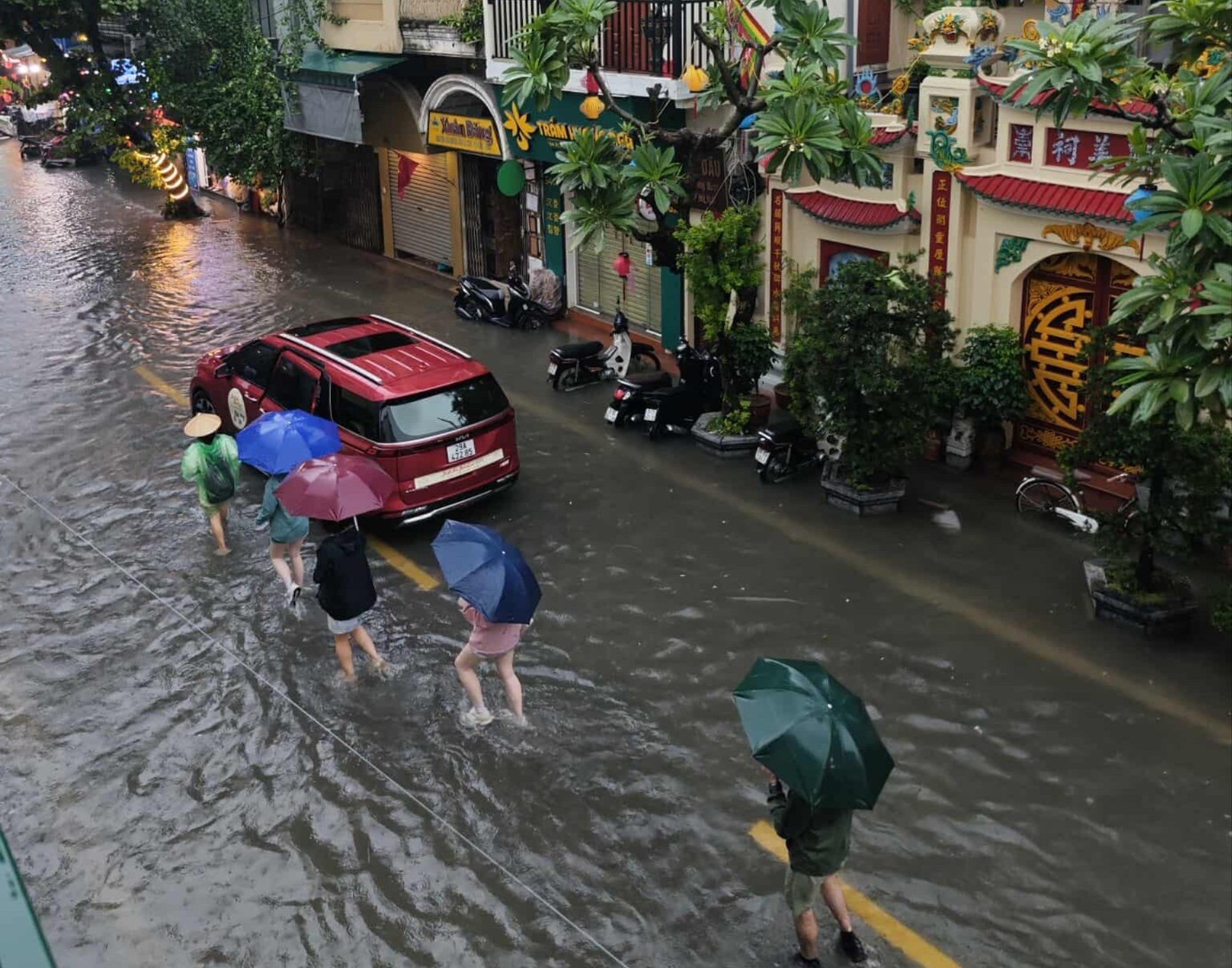 Hà Nội mưa xối xả, ban ngày mà như đêm, nhiều tuyến đường ngập nặng - 31