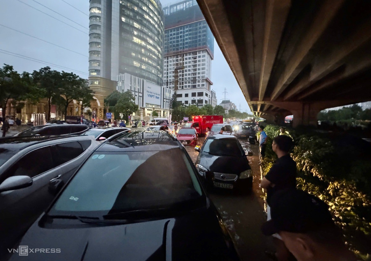 Tài xế đợi chờ qua đoạn đường tắc. Ảnh: Ngọc Thành