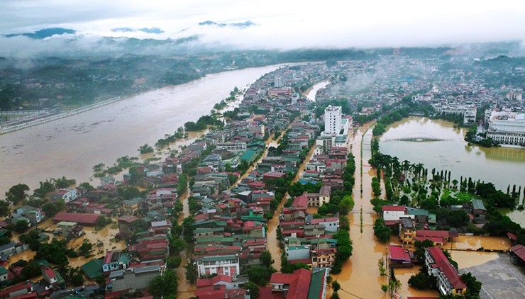 Mưa bão gây ngập lụt diện rộng. Ảnh: Đình Ngọc