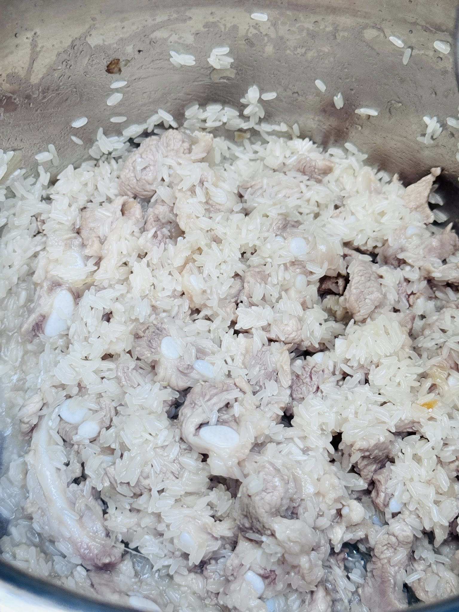 Cho gạo vào xào cùng với sườn rồi cho vào nồi áp suất nấu khoảng 30 phút.